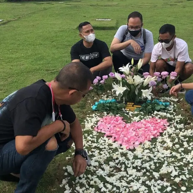 7 Momen Joanna Alexandra Bersama Anak Ziarah Ke Makam Raditya Oloan, Penuh Haru