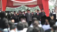 Presiden Joko Widodo didampingi Wapres Jusuf Kalla memimpin upacara pemakaman Presiden ke-3 RI Bacharuddin Jusuf Habibie di TMP Kalibata, Jakarta, Kamis (12/9/2019). Habibie wafat pada Rabu (11/9/2019) dalam usia 83 tahun saat menjalani perawatan di RSPAD Gatot Soebroto. (merdeka.com/Iqbal S. Nugroh