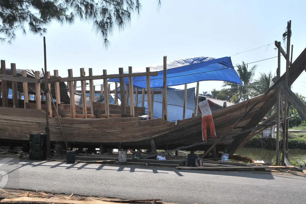 Melihat Proses Pembuatan Kapal Nelayan