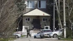 Tim investigasi menyilidiki Kondisi kantor polisi akibat serangan bom bunuh diri di wilayah Stavropol, Rusia (11/4). Serangan teror tersebut, terdapat ada tiga ledakan bom bunuh diri. (REUTERS/Eduard Korniyenko)