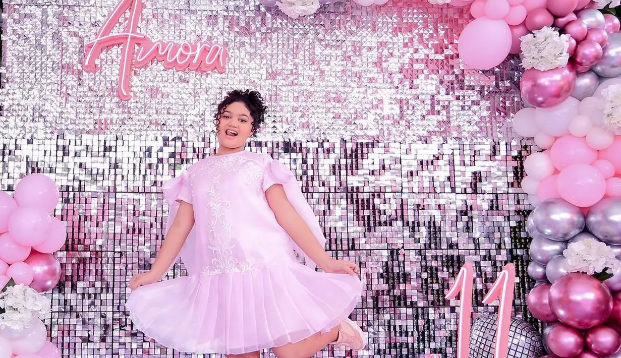 Tidak menggunakan heels, Amora Lemos justru memilih sneakers sebagai sentuhan terakhirnya yang playful. (instagram/amora_lemos05)