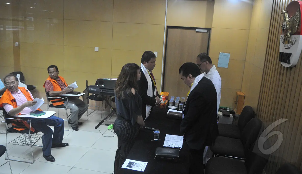 Para tahanan KPK mengikuti ibadah memperingati kenaikan Isa Almasih di gedung KPK, Jakarta, Kamis (14/5/2015). (Liputan6.com/Herman Zakharia)