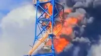 Kebakaran terjadi di menara scrubber milik PT Sulawesi Nickel Cobalt (SNC) yang berfungsi sebagai pembuangan gas asam, di kawasan PT Indonesia Morowali Industrial Park (IMIP), Kabupaten Morowali, Sulawesi Tengah, Minggu (12/10/2025) (Istimewa)