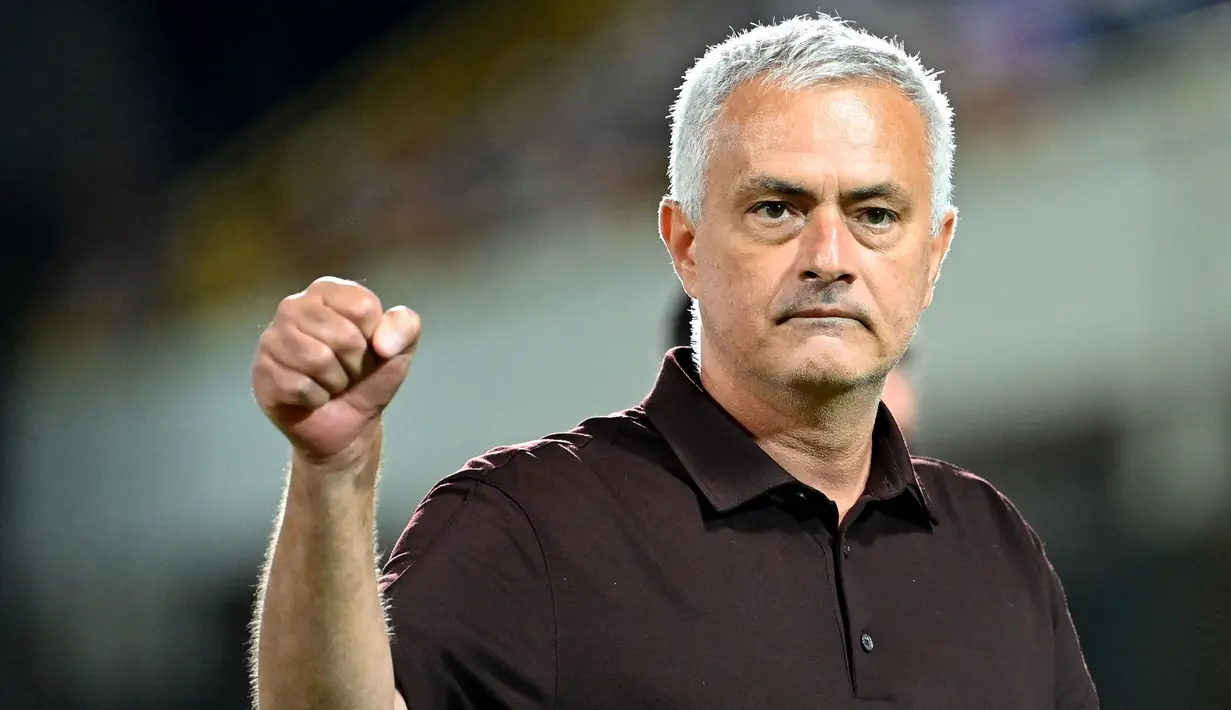 Jose Mourinho merupakan pelatih yang pernah tercatat mendapatkan pesangon terbesar sebanyak dua kali di dua klub yang berbeda. Pria asal portugal tersebut tercatat mendapatkan pesangon sebesar 18 juta pounds dari Chelsea dan 19,6 juta pounds dari Manchester United. (AFP/Alberto Pizzoli)