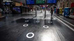 Sejumlah penanda jaga jarak sosial (social distancing) terlihat di lantai Stasiun Kereta Gare du Nord, Paris, Prancis, Kamis (7/5/2020). Prancis akan mulai melonggarkan kebijakan karantina wilayah secara bertahap mulai 11 Mei. (Xinhua/Aurelien Morissard)