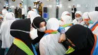 Peluk haru meyambut rombongan jemaah haji kloter 20 asal Kota Batu yang tiba di Masjid Sultan Agung Kota Batu pada Sabtu, 30 Juli 2020&nbsp;