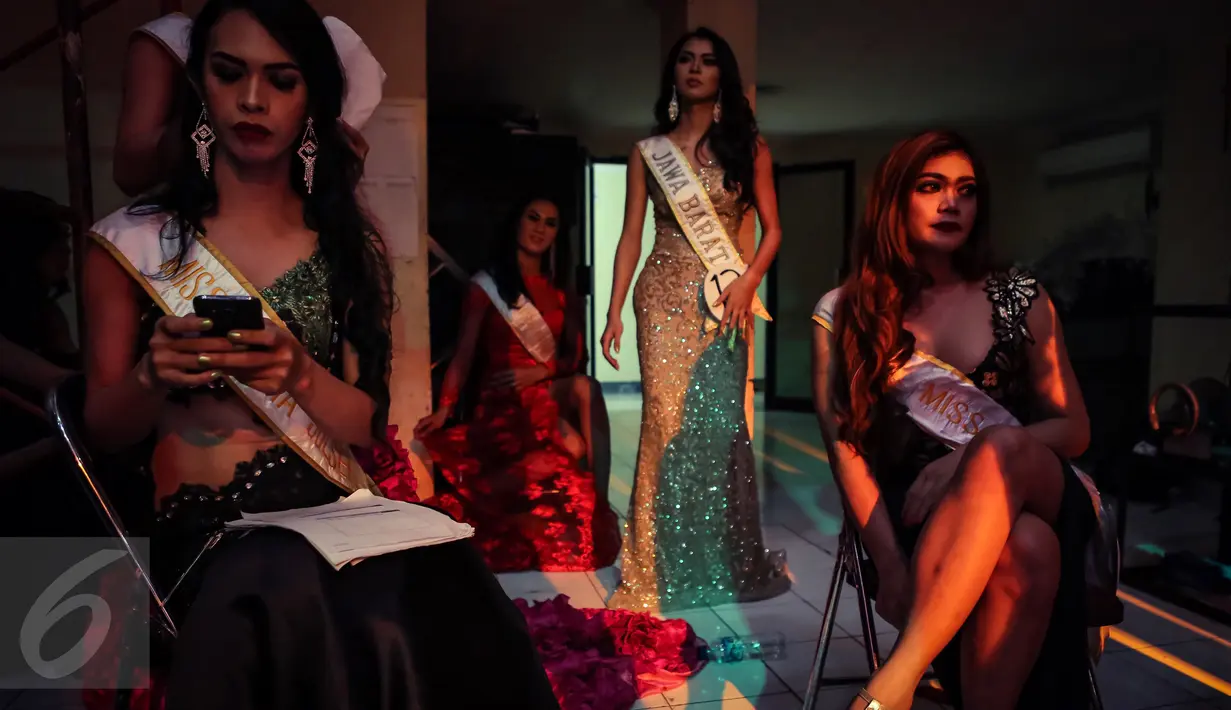 Kontestan Miss Waria sedang menunggu di balik panggung pada malam pemilihan Miss Waria 2016 di Bulungan, Jakarta, (11/11). Meski dianggap sebagai komunitas yang menyimpang, mereka tetap percaya diri untuk naik ke panggung. (Liputan6.com/Fery Pradolo)