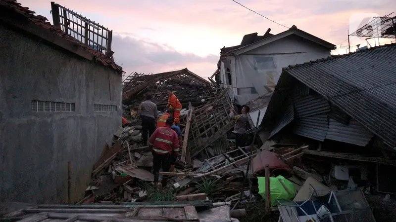 Longsor Akibat Gempa Tutup Jalan Utama Cipanas - Cianjur