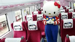 Seseorang berkostum Hello Kitty berdiri di dalam kereta Taroko Ekspres yang bertemakan kartun Hello Kitty di Taipei, Taiwan, Senin (21/3). Kereta tersebut akan melakukan perjalanan perdananya dari Taipe ke Taitung. (REUTERS/Tyrone Siu)