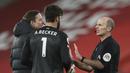 Kiper Liverpool, Alisson Becker (tengah) berdebat dengan wasit Mike Dean usai berakhirnya laga lanjutan Liga Inggris 2020/21 melawan Burnley di Anfield Stadium, Liverpool, Kamis (21/1/2021). Liverpool kalah 0-1 dari Burnley. (AFP/Clive Brunskill/Pool)