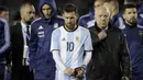 Kapten Argentina, Lionel Messi, tampak kecewa usai gagal mengalahkan Venezuela pada laga kualifikasi Piala Dunia 2018 di Stadion Monumental Antonio Vespucio Liberti, Rabu (6/9/2017). Argentina ditahan imbang 1-1 oleh Venezuela. (AP/Victor R. Caivano)