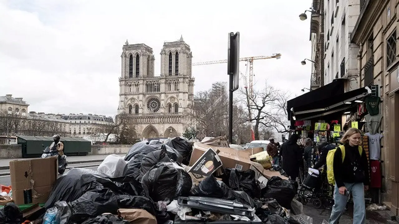Tumpukan sampah menjadi pemandangan lazim di ibu kota Prancis, Paris, dalam beberapa hari terakhir menyusul aksi mogok pekerja sektor sanitasi yang memasuki hari kesembilan pada Selasa (14/3/2023). (Dok. AFP/Alain Jocard)