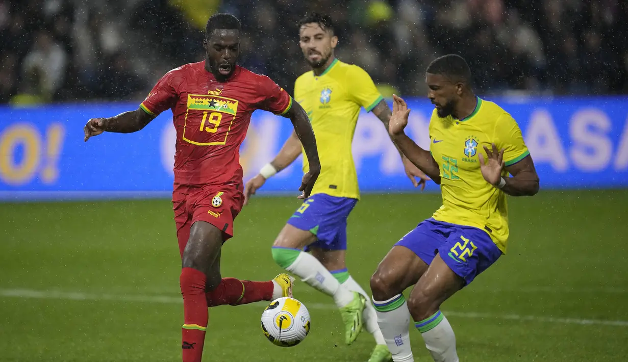 Inaki Williams. Striker Ghana berusia 28 tahun yang sejak awal musim 2015/2016 memperkuat Athletic Bilbao ini berpeluang tampil di ajang Piala Dunia pertamanya di Qatar 2022 nanti. Musim ini ia telah mencetak 2 gol dari 6 laga awal di Liga Spanyol 2022/2023. Ia telah mengoleksi 2 caps saat dimainkan dalam dua laga FIFA Matchday lalu menghadapi Brasil (23/9/2022) dan Nikaragua (27/9/2022). (AP/Christophe Ena)
