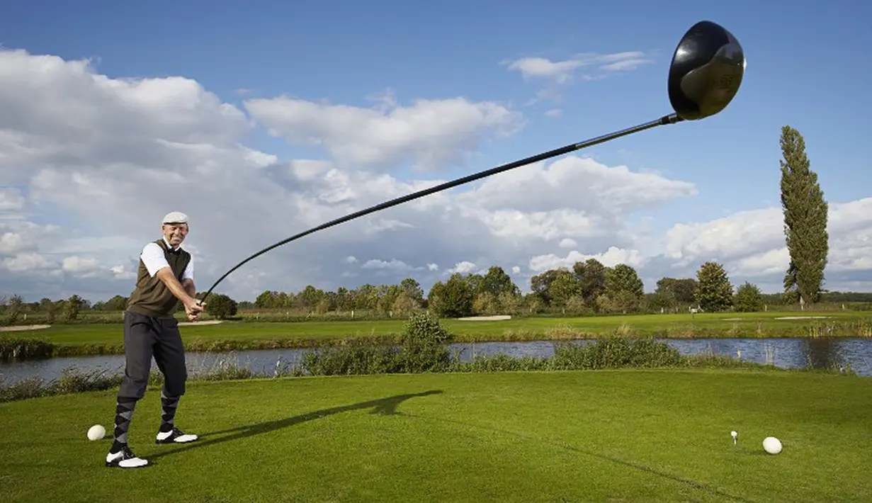  Karsten Maas dari Denmark berhasil membuat stik golf terpanjang di dunia. Stik golf yang Panjangnya 4.37 m ini juga bisa digunakan memukul bola sejauh 165.46m (AFP PHOTO / GUINNESS WORLD RECORDS / RANALD)