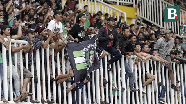 Suporter Persebaya Surabaya tetap nekat datang ke Stadion Pakansari untuk mendukung timnya melawan Tira Persikabo pada Sabtu (9/11/2019).