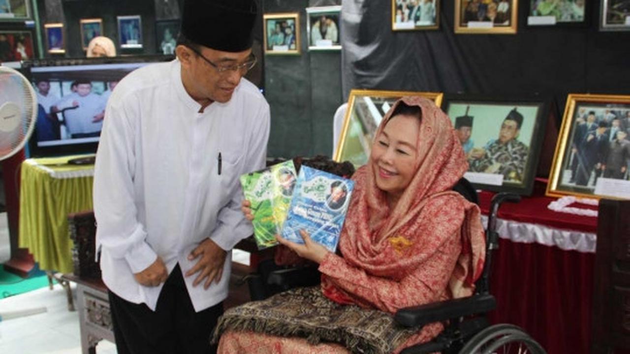 Melihat pameran foto Gus Dur saat menjadi Presiden