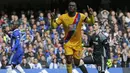 Striker Crystal Palace, Christian Benteke, merayakan gol yang dicetaknya ke gawang Chelsea pada laga Premier League di Stadion Stamford Bridge, Inggris, Sabtu (1/4/2017). Chelsea kalah 1-2 dari Crystal Palace. (AFP/Ian Kington)
