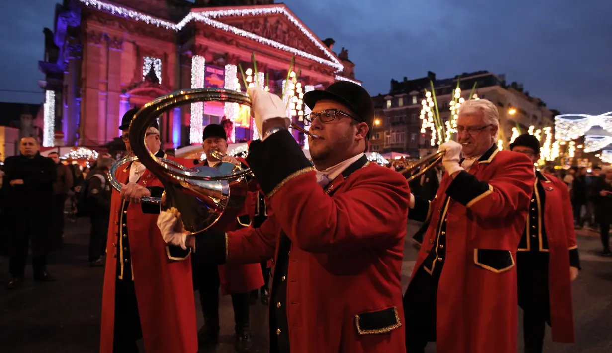 Sejumlah pemain musik bermain musik di pasar malam Natal khas Eropa atau Christmas Market di pusat kota Brussels, Belgia, Senin (14/12/2015). Acara bertema "Keajaiban Musim Dingin" ini berlangsung dari 27 November 2015 - 3 Januari 2016. (Arie Asona)