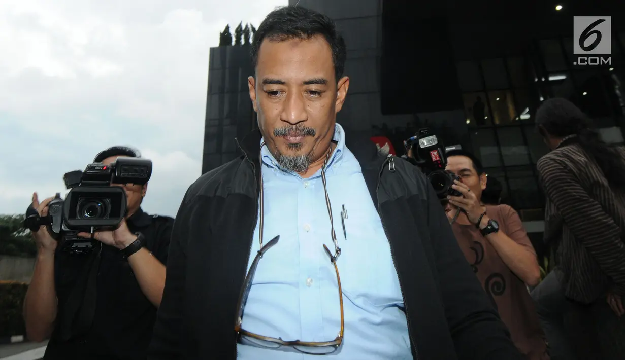 Mantan Wakil Ketua Banggar DPR dari Fraksi PAN Ahmad Rizki Sadig usai diperiksa di gedung KPK, Jakarta, Kamis (31/1).Ahmad diperiksa terkait kasus dugaan menerima  suap Rp 3,6 miliar dalam pengurusan DAK Kabupaten Kebumen TA 2016.(Merdeka.com/Dwi Narwoko)