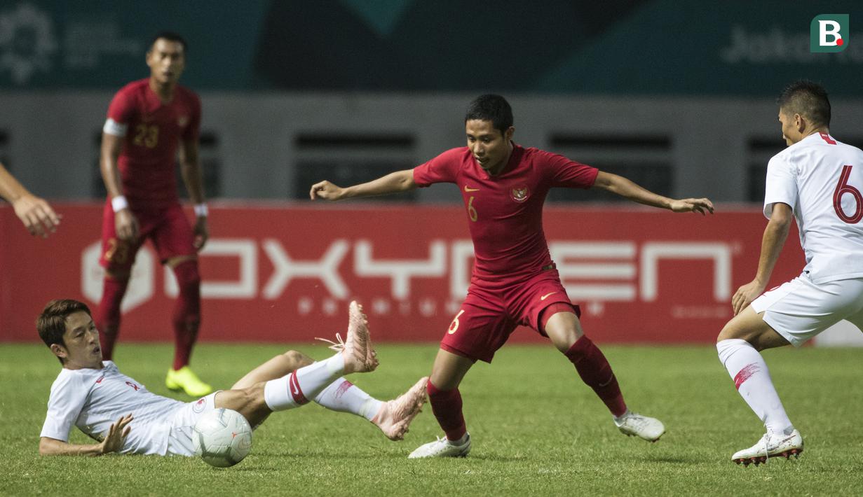 Gelandang Timnas Indonesia, Evan Dimas, berusaha merebut bola saat melawan Hongkong pada laga persahabatan di Stadion Wibawa Mukti, Jakarta, Selasa (16/10). Kedua negara bermain imbang 1-1. (Bola.com/Vitalis Yogi Trisna)