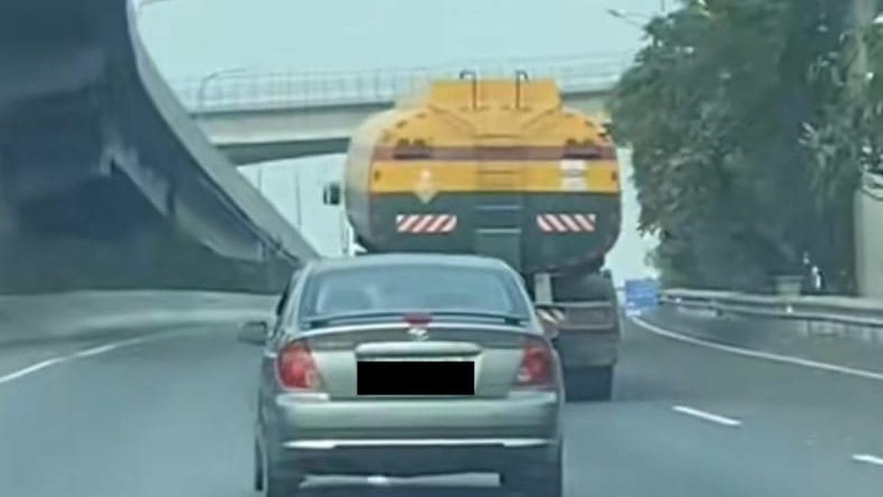 Saat diperiksa, sosok pengemudi dan penumpangnya dalam kondisi yang memprihatinkan.