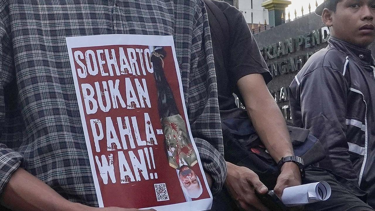 FOTO: Aktivis Gelar Aksi Tolak Penganugerahan Gelar Pahlawan untuk Soeharto