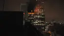 Penampakan Wisma Kosgoro yang terbakar, Jakarta, Senin (9/3/2015).(Liputan6.com/Faizal Fanani)