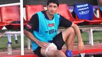 Pemain sayap Arema, Esteban Vizcarra, terancam absen di laga kontra Persija (25/3/2016) karena cedera paha saat laga melawan PS Polri (23/3/2016). (Bola.com/Iwan Setiawan)