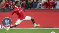 Pemain Manchester United, Amad Diallo saat menghadapi Melbourne Victory dalam laga pramusim 2022/2023 di Melbourne Cricket Ground, Australia, Jumat (15/7/2022). (AP/Asanka Brendon Ratnayake)