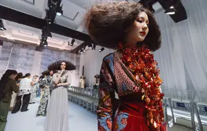 Ivan Gunawan Bawa Sekar Jagat Ke Runway The Langham, 35 Look Bernapas Modern