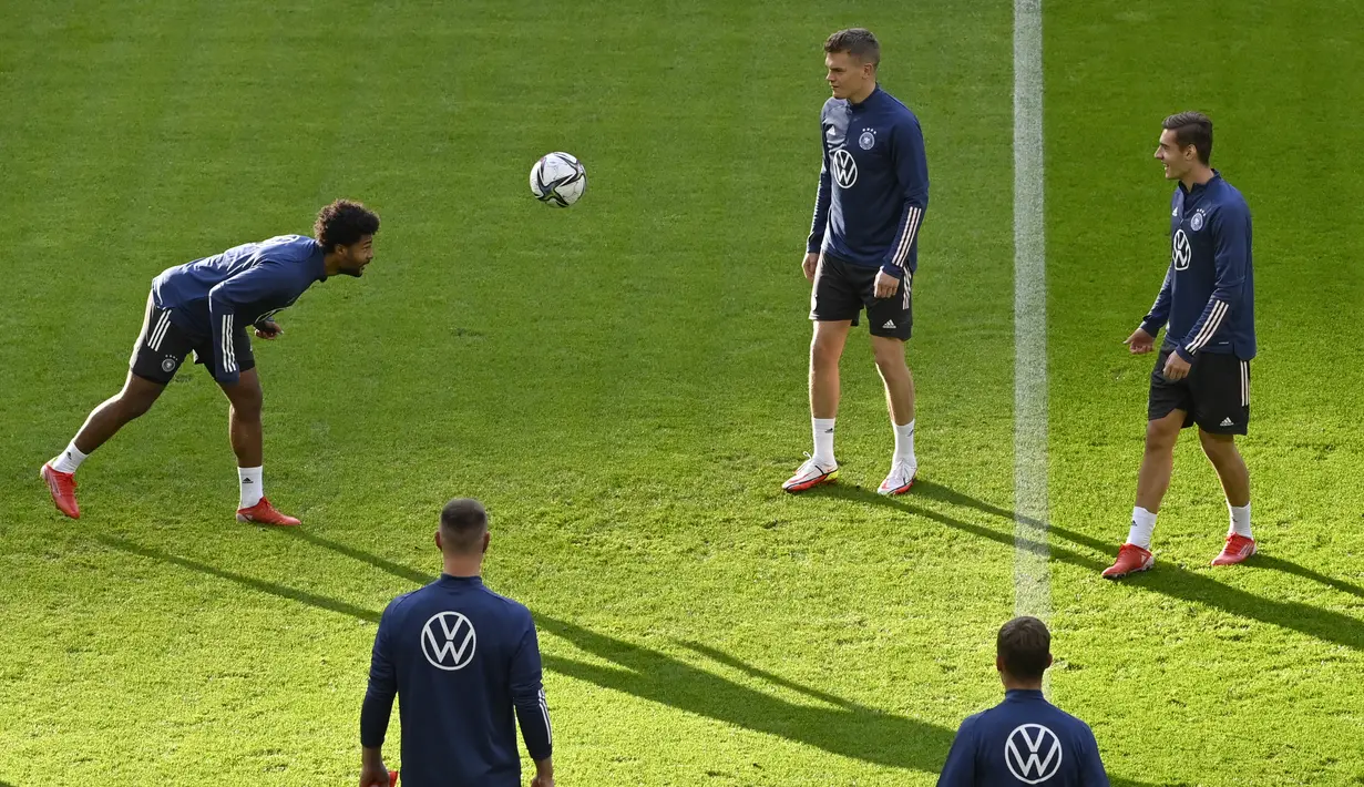 Para pemain tim nasional (timnas) Jerman menghadiri sesi latihan di Hamburg, Kamis (7/10/2021). Timnas Jerman akan menyambut Rumania pada laga penyisihan Grup J Kualifikasi Piala Dunia 2022 zona Eropa di Volksparkstadion, Sabtu (9/10) dini hari WIB. (John MACDOUGALL/AFP)