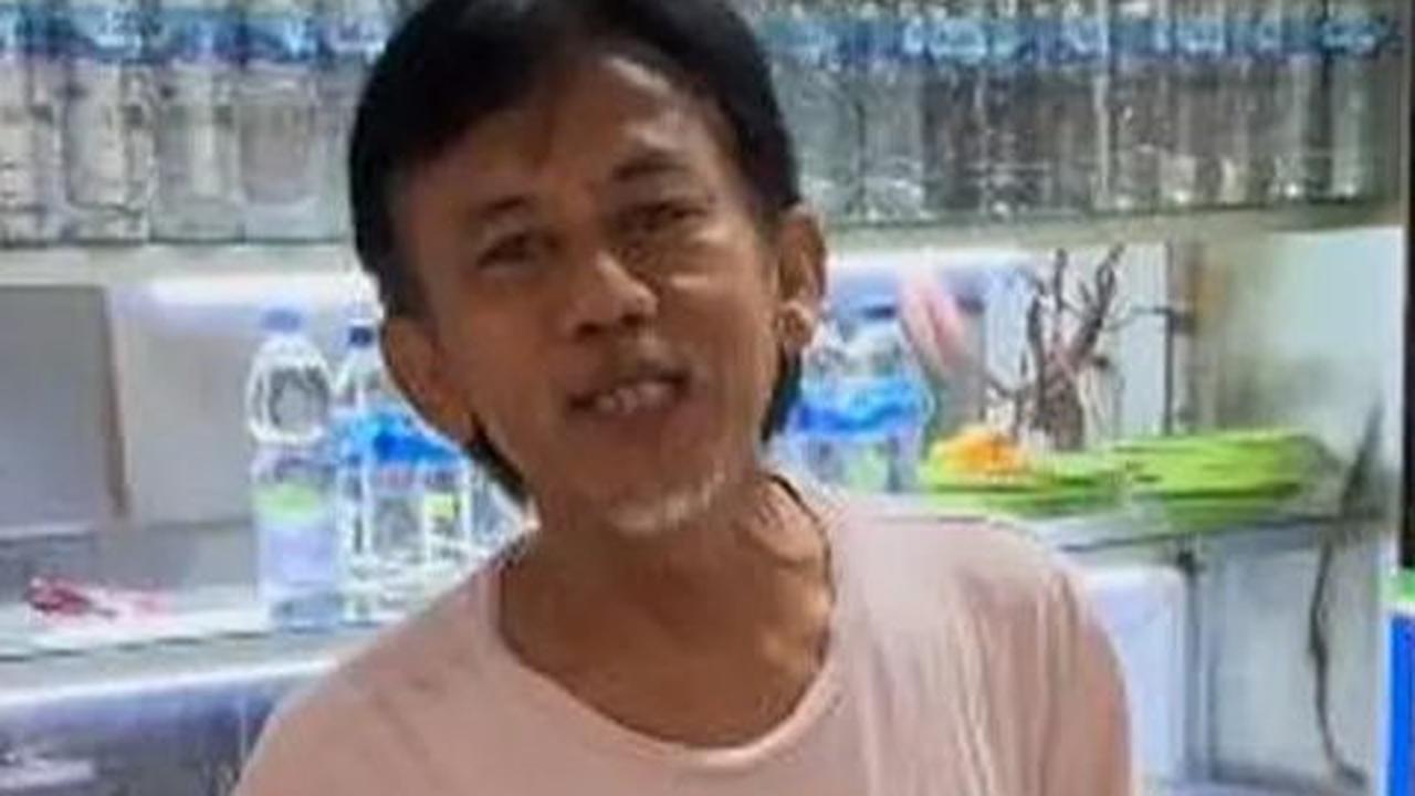 Epy Kusnandar terlihat bersemangat di warungnya, menunjukkan dedikasi tinggi dalam menjalankan usaha kuliner.