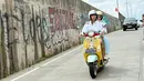 Dibonceng Raffi Ahmad mengendarai Vespa menuju TPS, Nagita Slavina kenakan outfit yang nyaman [@raffinagita1717]