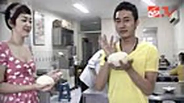 Bobby Tince Belajar Membuat Kue