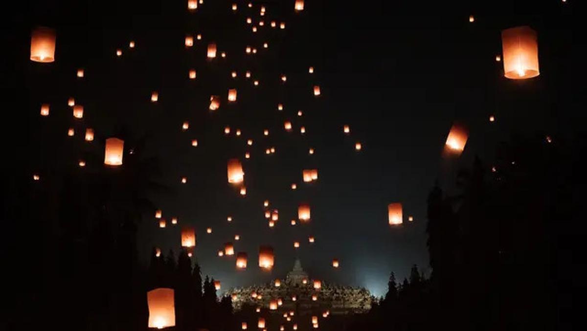 Puncak Waisak 2569 BE/2025, Ribuan Cahaya Lampion Terangi Candi Borobudur