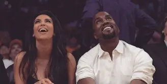 Pasangan yang menikah di tahun 2014 ini, Kim Kardashian dan Kanye West memiliki 2 orang anak yang bernama Saint West dan North West. Pasangan ini sering kali disebut sebagai pasangan romantis seleb Hollywood. (Instagram/Kimkardaashian)