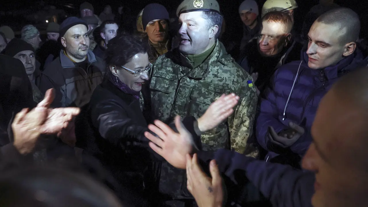 Presiden Ukraina Petro Poroshenko berbicara kepada tahanan yang dibebaskan oleh pihak separatis (27/12/2017)