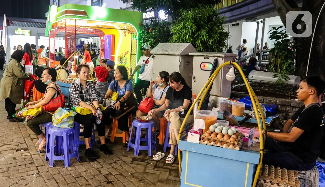 Warga menikmati suasana hari pertama Pekan Raya Jakarta atau Jakarta Fair 2025 di JIExpo Kemayoran, Jakarta, Kamis (19/6/2025). (Liputan6.com/Herman Zakharia)