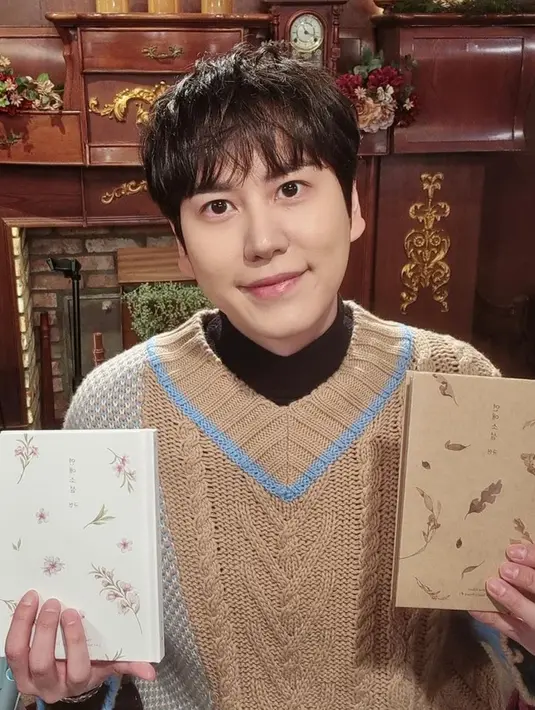 Kyuhyun saat mengenakan sweater berbahan rajut yang berwarna senada dengan sampul albumnya. Anggota Boyband Super Junior itu memamerkan mini albumnya yang bernama Love Story dengan enam lagu di dalamnya. (Instagram/@gyuram88)