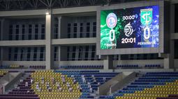 Sejumlah papan berwajah para fans Arema FC terlihat saat laga pekan kesebelas BRI Liga 1 2021/2022 antara Arema FC melawan Persebaya Surabaya di Stadion Manahan, Solo, Sabtu (06/11/2021). (Bola.com/Bagaskara Lazuardi)