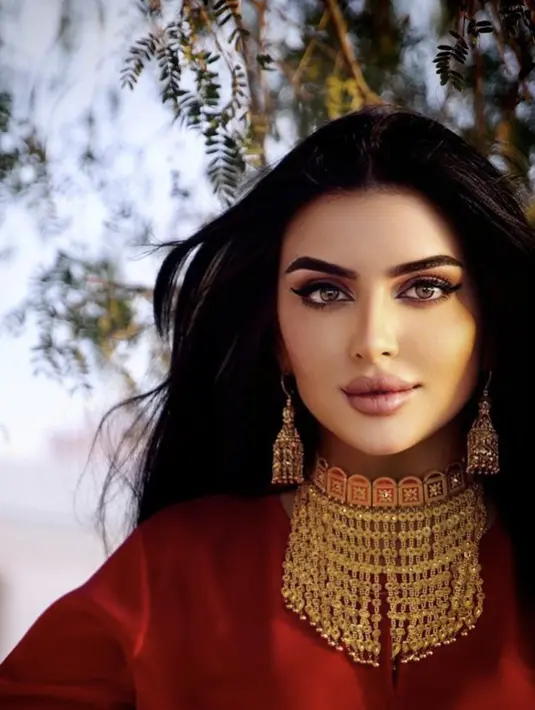 Bisa dibilan, makeupnya selalu bold, dengan bingkai mata yang begitu sempurna.  [foto: Instagram/ hhshmahra]