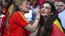 Fans wanita mengecat muka bendera Spanyol sebelum dimulainya pertandingan semifinal EURO 2020 antara Italia dan Spanyol di Stadion Wembley di London (7/7/2021). (Andy Rain/Pool via AP)