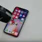 iPhone X diuji dengan palu. Dok: Techrax