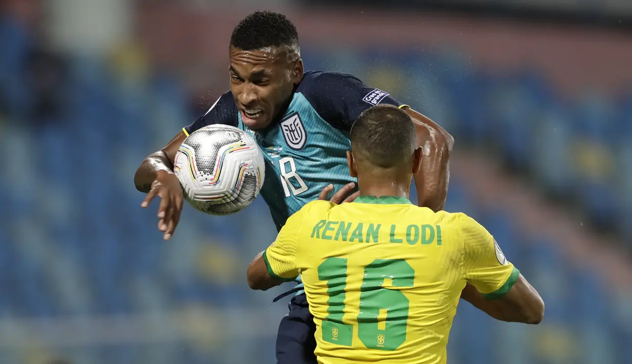 Gelandang timnas Ekuador Ayrton Preciado dan bek Brasil, Renan Lodi berebut bola pada laga Grup B Copa America 2021 di Estadio Olimpico Pedro Ludovico, Senin (28/6/2021). Laga antara Brasil melawan Ekuador berakhir imbang 1-1, Ekuador pun lolos ke babak perempat final. (AP Photo/Eraldo Peres)