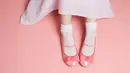 Sepatu ini dibuat untuk balerina dan masih digunakan hingga saat ini. Ballerina flats yang populer sekarang adalah yang memiliki ujung runcing atau almond bergaya klasik dengan detail pita kecil di bagian depan. Foto: Shutterstock.