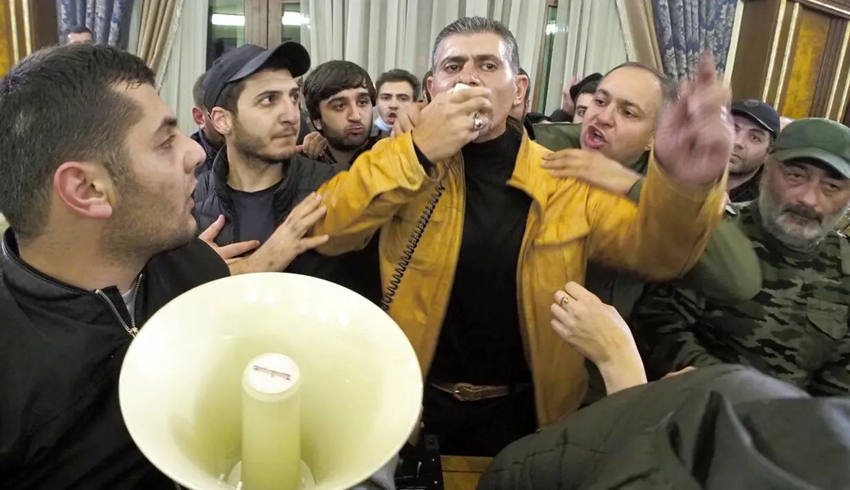 Demonstran memprotes kesepakatan untuk menghentikan pertempuran di wilayah Nagorno-Karabakh di Gedung Parlemen, Yerevan, Armenia, Selasa (10/11/2020). PM Armenia Nikol Pashinian menyerukan diakhirinya pertempuran dengan Azerbaijan. (AP Photo/Dmitri Lovetsky)