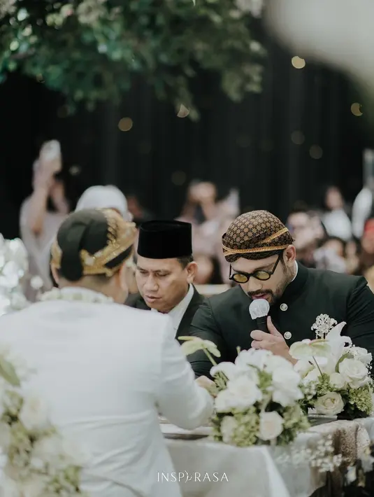 Tampak Tora Sudiro yang tampil gagah kenakan beskap warna hitam yang dipadukan kain batik coklat dan blangkonnya.  [@t_orasudi_ro].