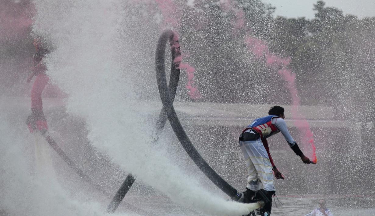 Penampil mengenakan kostum barongsai beratraksi Aerial Lion Dance di Danau Senayan Park, Jakarta, 14 Februari 2026. (merdeka.com/Arie Basuki)
