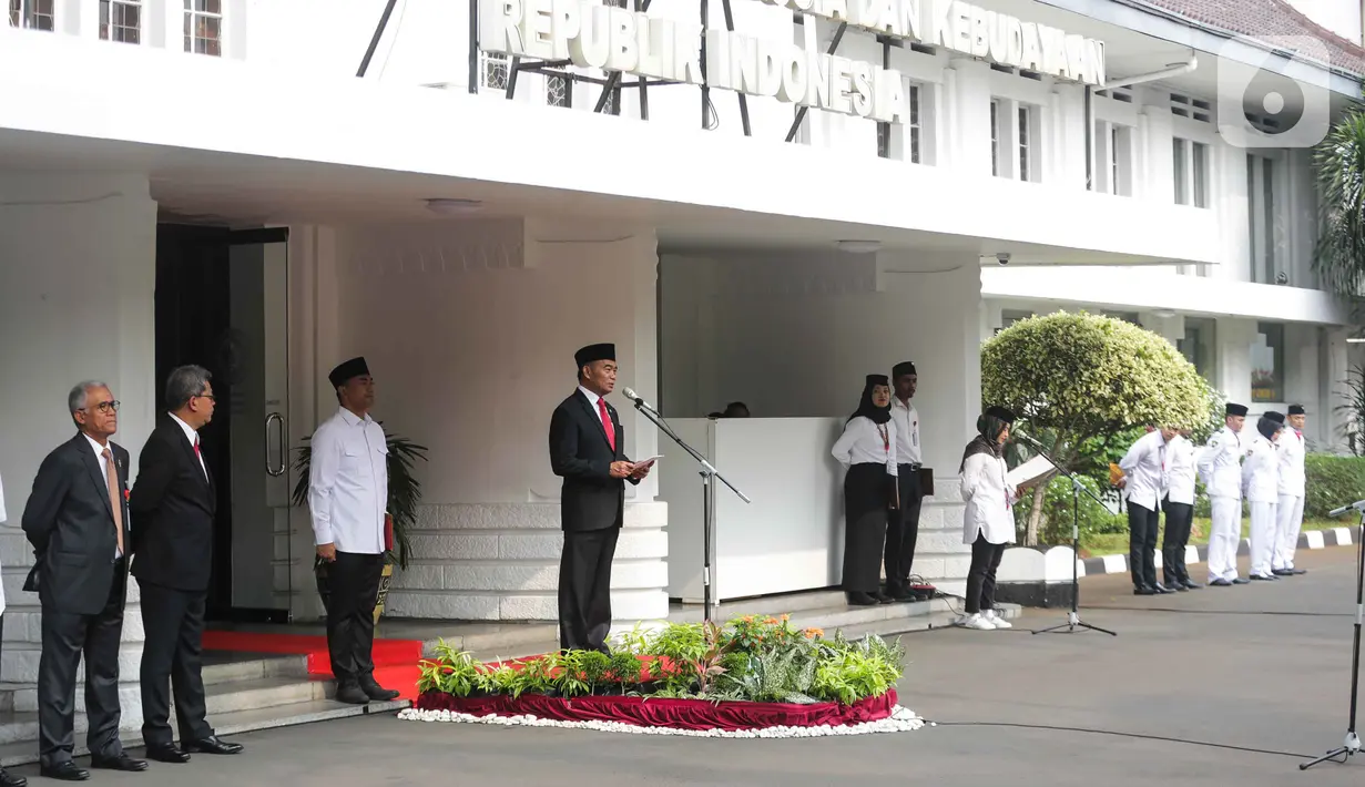 Menko PMK Muhadjir Effendy memimpin upacara peringatan Sumpah Pemuda di kantor Kemenko PMK, Jakarta, Senin (28/10/2019). Dalam upacara ini, Muhadjir juga memberikan anugerah tanda kehormatan Bintang Satyalancana Karya Satya kepada sejumlah PNS. (Liputan6.com/Faizal Fanani)