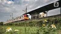 Kereta listrik Commuter Line (KRL) saat melintasi Stasiun Pondok Rajeg, Cibinong, Kabupaten Bogor, Kamis (12/8/2021). (merdeka.com/Iqbal S. Nugroho)